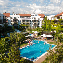 Открытый подогреваемый бассейн в Alpha Sirius Parkoviy Apartaments 