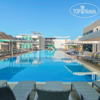 Взрослый и детский бассейны в Aurum Family Resort & Spa 4*