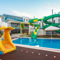 Взрослый и детский бассейны в Aurum Family Resort & Spa 4*