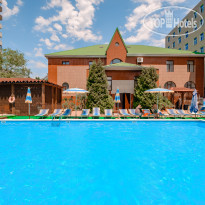 Бассейн на территории в Кипарис 3*