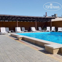 Бассейн в отеле Три сосны в Три сосны 2*