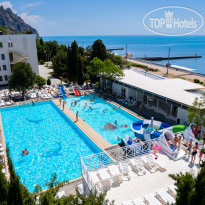 Бассейн у моря в Парк-отель Grand Kurort 