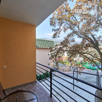 Крымская Ницца 3* 3-местный Стандарт с балконом или с террасой, корпус 1,3 (терраса) - Фото отеля