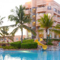 Открытый бассейн у пальм в Crowne Plaza Resort Salalah 5*