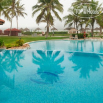 Открытый бассейн у пальм в Crowne Plaza Resort Salalah 5*