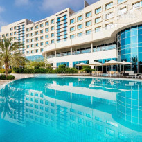 Открытый бассейн у Wadi Bar в Crowne Plaza Muscat OCEC 4*