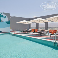 Открытый бассейн в Aloft Muscat 4*