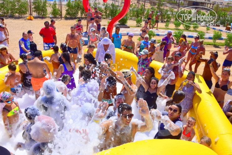 Пляж в Royal Lagoons Resort & Aqua Park 5*