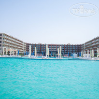 Главный открытый бассейн в Rewaya Majestic Resort 5*