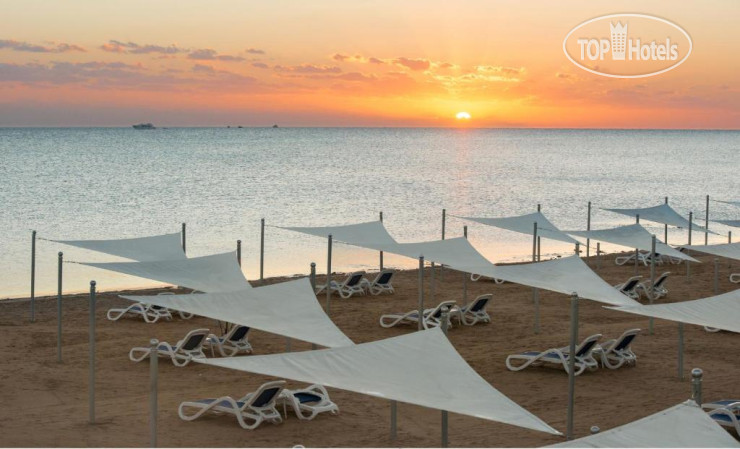 Пляж в Gravity Hotel & Aquapark Sahl Hasheesh 5*