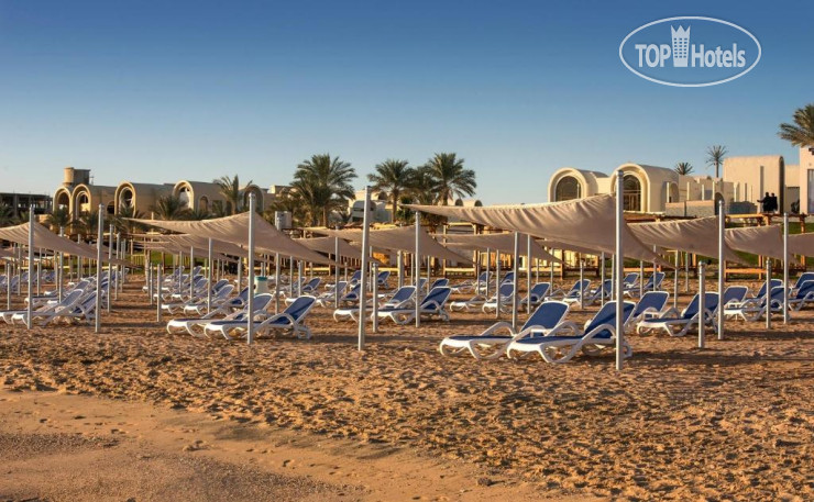 Пляж в Gravity Hotel & Aquapark Sahl Hasheesh 5*