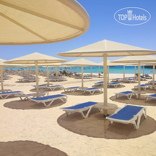 Пляж в The Westmarine Waterfront Hotel 3*