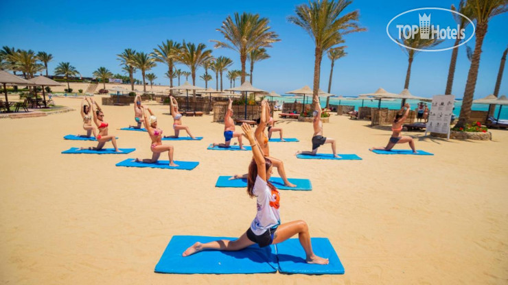 Пляж в Blend Elphistone Resort 4*