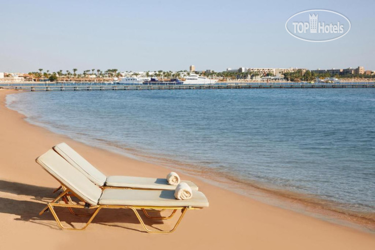 Пляж в Jaz Makadi Oasis Resort 5*