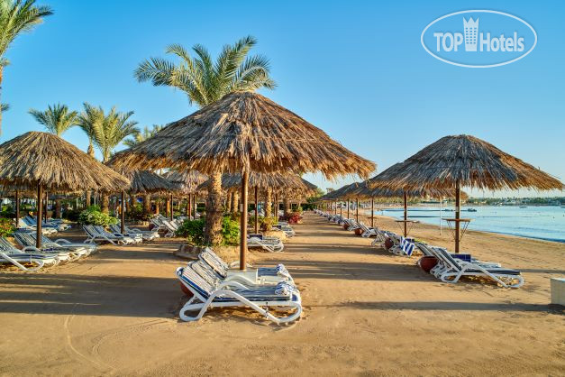 Пляж в Maritim Jolie Ville Resort & Casino 5*