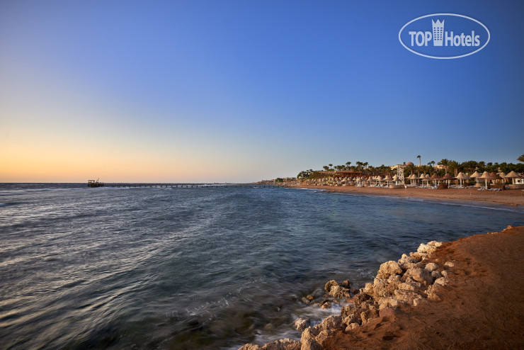 Пляж в Parrotel Beach Resort 5*