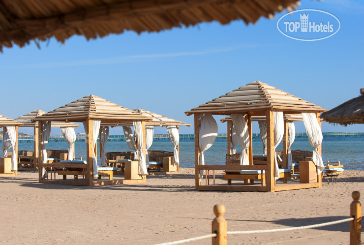 Пляж в Amwaj Oyoun Resort & Casino 4*