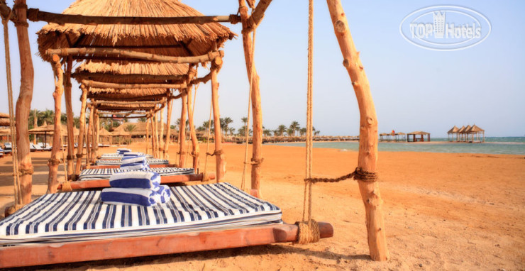 Пляж в Coral Sea Holiday Resort & Aqua Park 5*