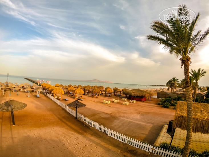 Пляж в Movenpick Resort & Residences Aqaba 5*