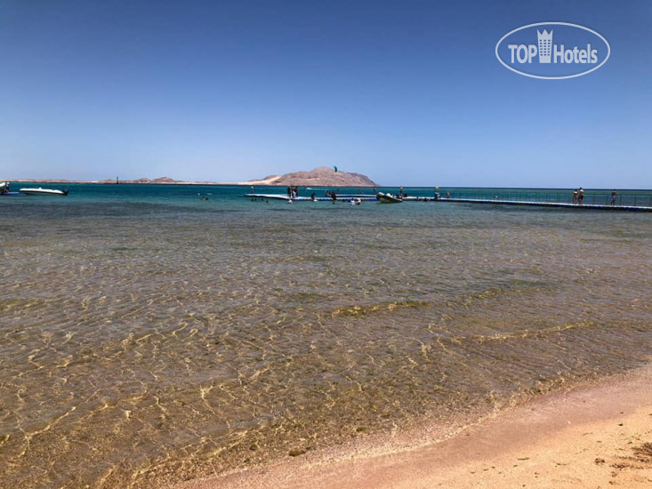 Пляж в Ivy Cyrene Island Hotel 4*