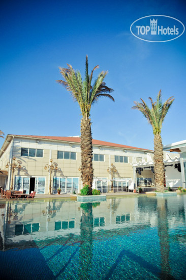Фотографии отеля  The Crescent Beach Hotel Baku 4*