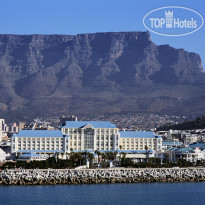 The Table Bay Отель Тэйбл Бэй на фоне Столов