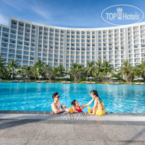 Главный бассейн в Vinpearl Resort & Spa Nha Trang Bay 5*