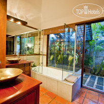 Takalau Resort ванная и открытый душ на вилле