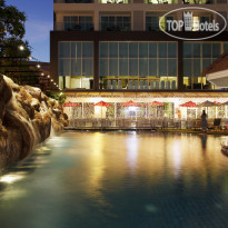 Centara Pattaya Hotel Вид на бассейн вечером