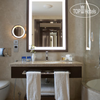 Crowne Plaza Dubai Deira Club Room - Bathroom