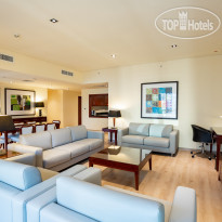 Delta Hotel by Marriott Jumeirah Beach 4* Номера Люкс с 2-3мя спальнями - гостиная - Фото отеля