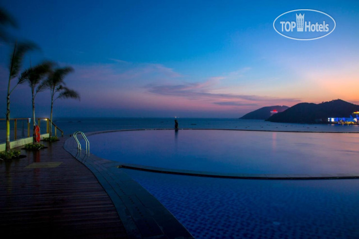 Пляж в Harman Resort Hotel Sanya 5*