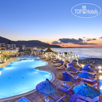 Главный открытый бассейн в Alexander Beach Hotel & Village Resort 5*