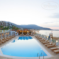 Открытый бассейн Infinity в Alexander Beach Hotel & Village Resort 5*