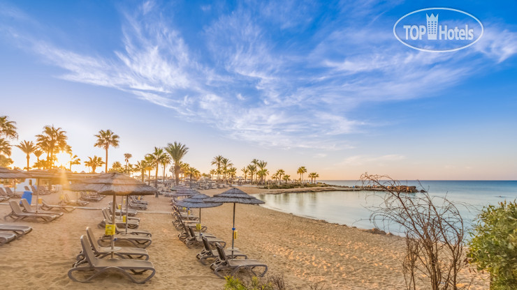 Пляж в Adams Beach 5*