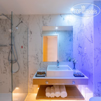 Leonardo Crystal Cove Hotel & Spa Bathroom