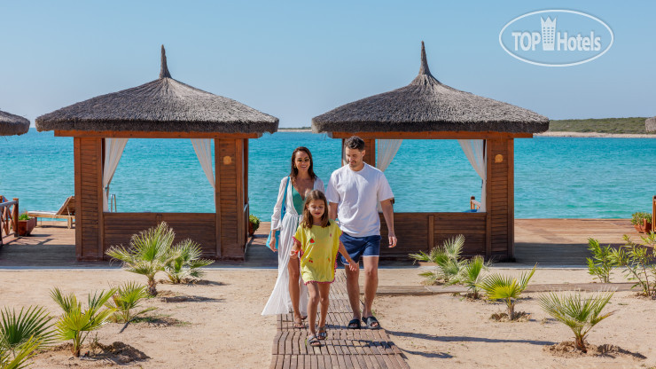 Пляж в Ramada Resort Akbuk 4*