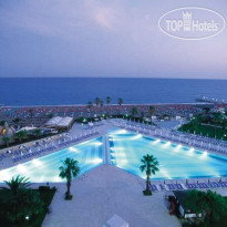 Adora Golf Resort Hotel вечерний вид бассейна