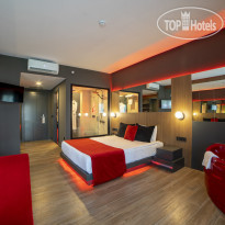 Amon Hotels Red Room
