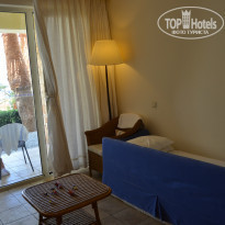 Grecotel Marine Palace & Aqua Park 4* Family room с выдвижной стеклянной дверью. Стекло матовое. Дверь выдвигается тяжело, учтите. Дети сами не откроют. Номер наиболее удобен для тех, у кого младшим детям нужна мама в шаговой доступности. Мы диваны развернули, чтобы дети не падали ночью. - Фото отеля