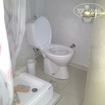 Pineta Club Hotel 4* Знаменитый душ со шторками, доя помывки головы требуется дважлы ждать, пока вода утечет в отверстие... - Фото отеля