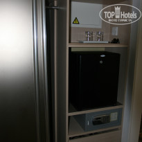 Faros 4* платный сейф и холодильник
в нижнем ящичке спрятан фен - Фото отеля