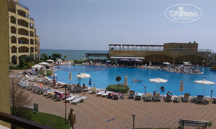 Midia Grand Resort 3* Вид на бассейн из лифта (лифт с прозрачными стенками) - Фото отеля