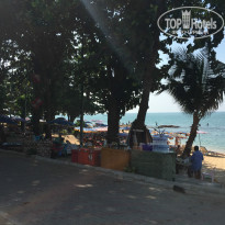 Heritage Pattaya Beach Resort 4* Пляж около бассейна. - Фото отеля