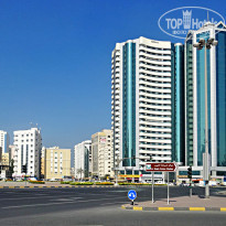 Nejoum Al Emarat 3* За этим высоким зданием находится отель Ниджум аль Эмарат. Здание может служить ориентиром, оно обрамляет площадь, где также находится главная почта и муниципалитет. - Фото отеля