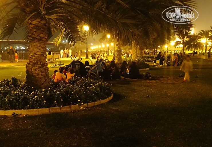 Nejoum Al Emarat 3* Вечером на набережной Шарджи - Фото отеля
