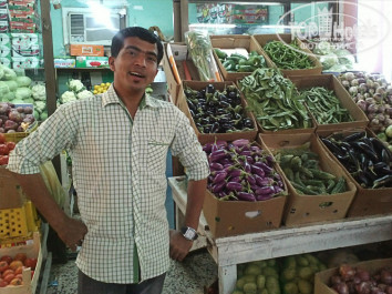 Nejoum Al Emarat 3* Продавец овощей на овощном рынке - Фото отеля