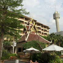 Heritage Pattaya Beach Resort 4* Лежаки возле бассейна. - Фото отеля