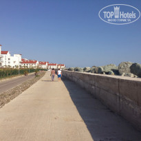 Radisson Blu Resort & Congress Centre 5* А это дорога ведущая на пляж - с правой стороны за этими громадными валунами где-то прячется море:)) - Фото отеля