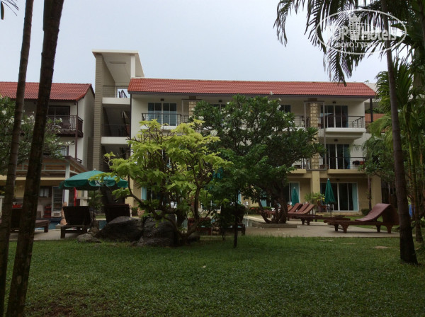 Baan Karon Resort 3* Выход из нашего номера к бассейну - Фото отеля